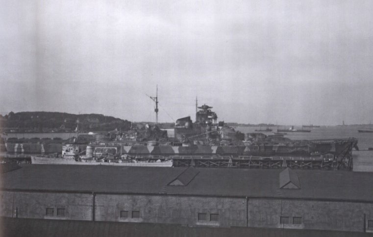 Tirpitz_Scheerhafen_July1941_01.jpg