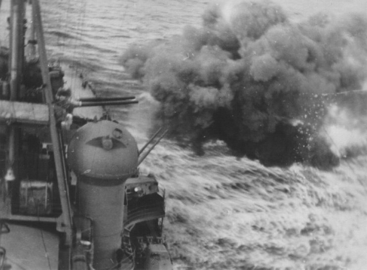 Prinz_Eugen_aft_turret_firing.jpg