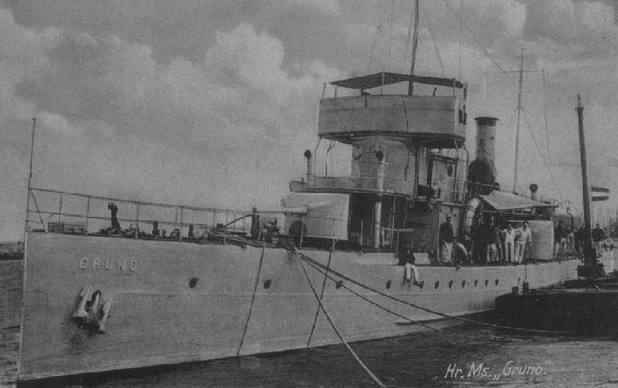 Four 10,5-cm Q.F. Krupp Gun on Dutch coastal gunboat Gruno 1915.jpg